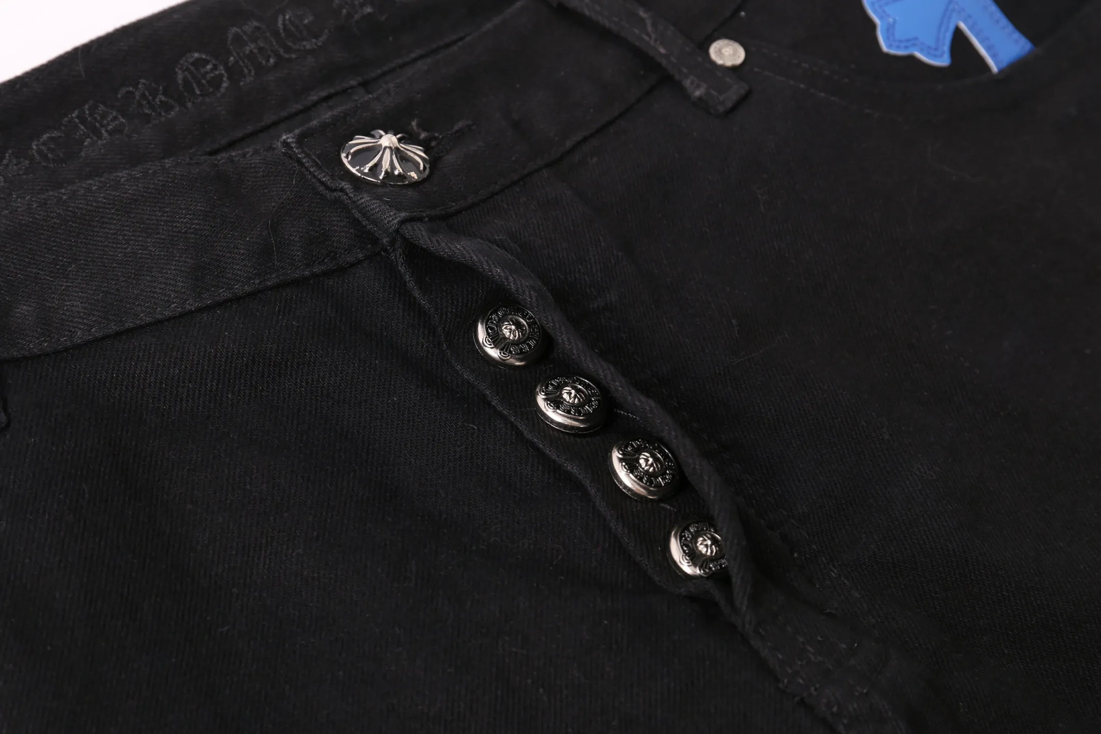 P260 Style No.: H892 Croxin & 𝐂𝐡𝐫𝐨𝐦𝐞 𝐇𝐞𝐚𝐫𝐭 ss25 limited color leather flame stitching jeans. Styles with different wash textures are very friendly to people with thin legs. The slightly flared version perfectly modifies the leg shape. The timeless and moderate length makes it easy to match and match. It is the basis for various styles and is a must-have in your wardrobe! The fabric is stiff but also makes the upper body soft without losing texture. The washing process is even more perfect. It is a must-have item for everyone! ! ! Washed wheat, hang tag, pants label, three labels complete Color: black Size: 28-30-32-34-36